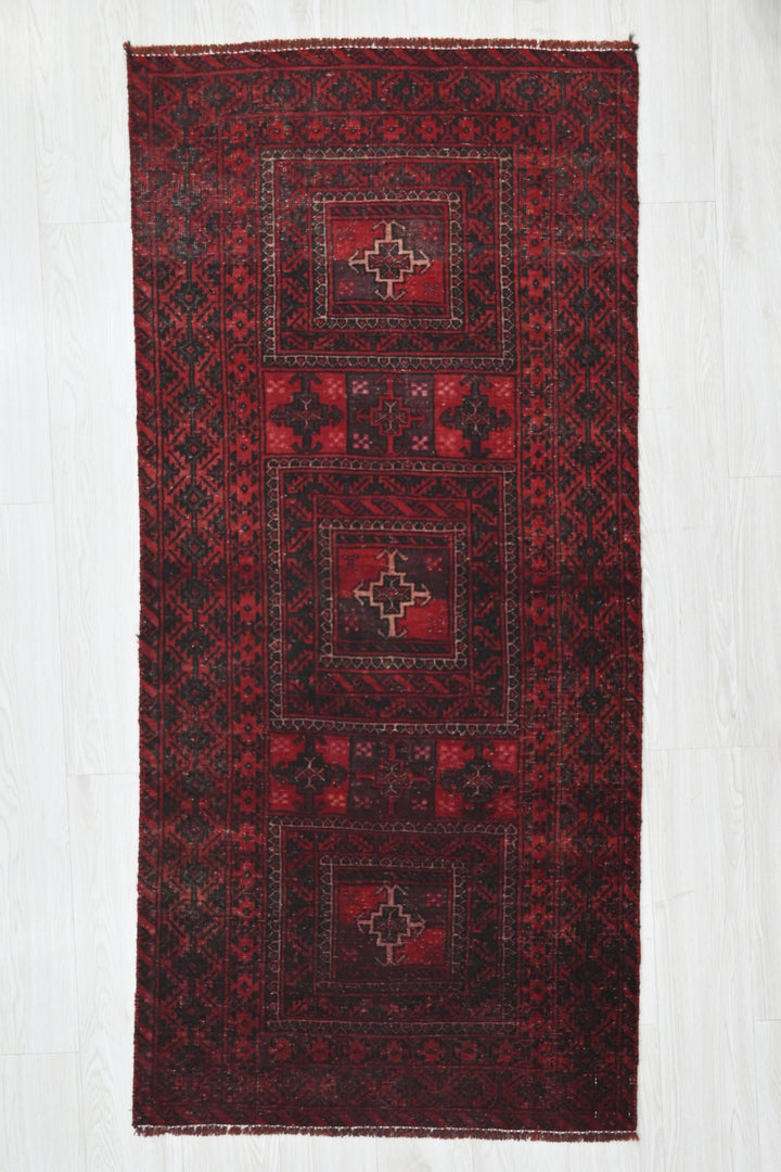 red Accent rug 2' 7" x 5' 11"