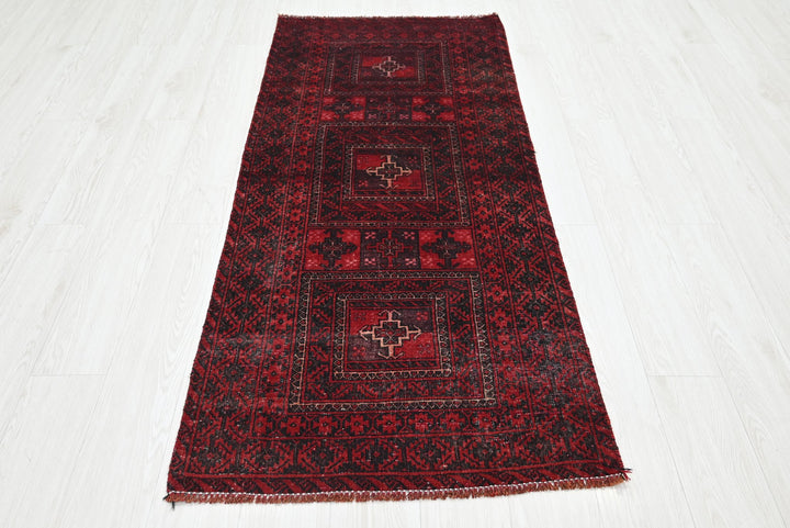 red Accent rug 2' 7" x 5' 11"