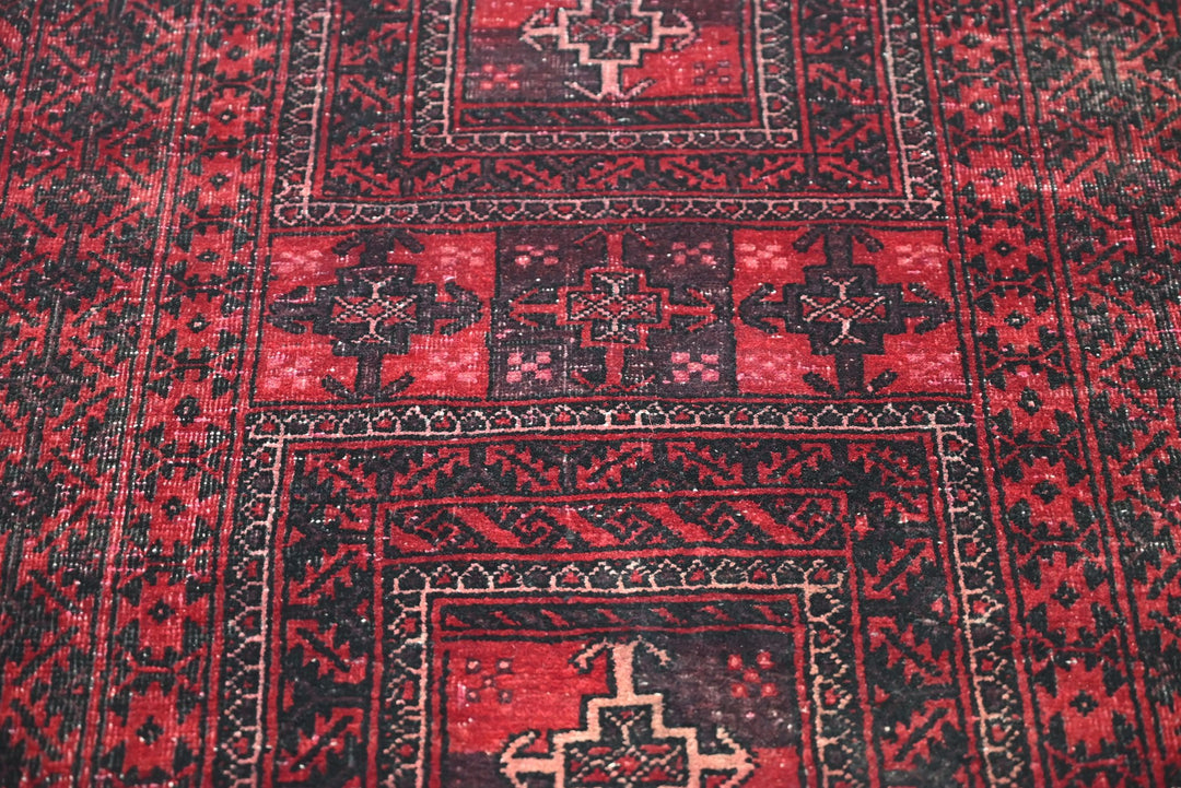 red Accent rug 2' 7" x 5' 11"