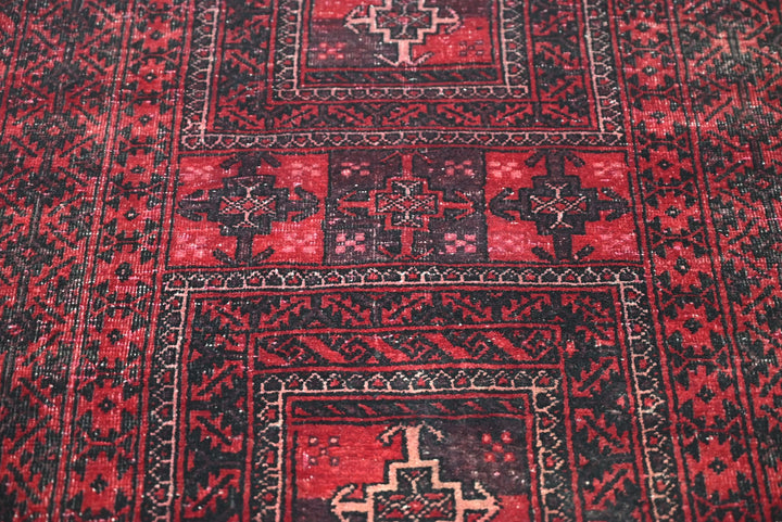 red Accent rug 2' 7" x 5' 11"