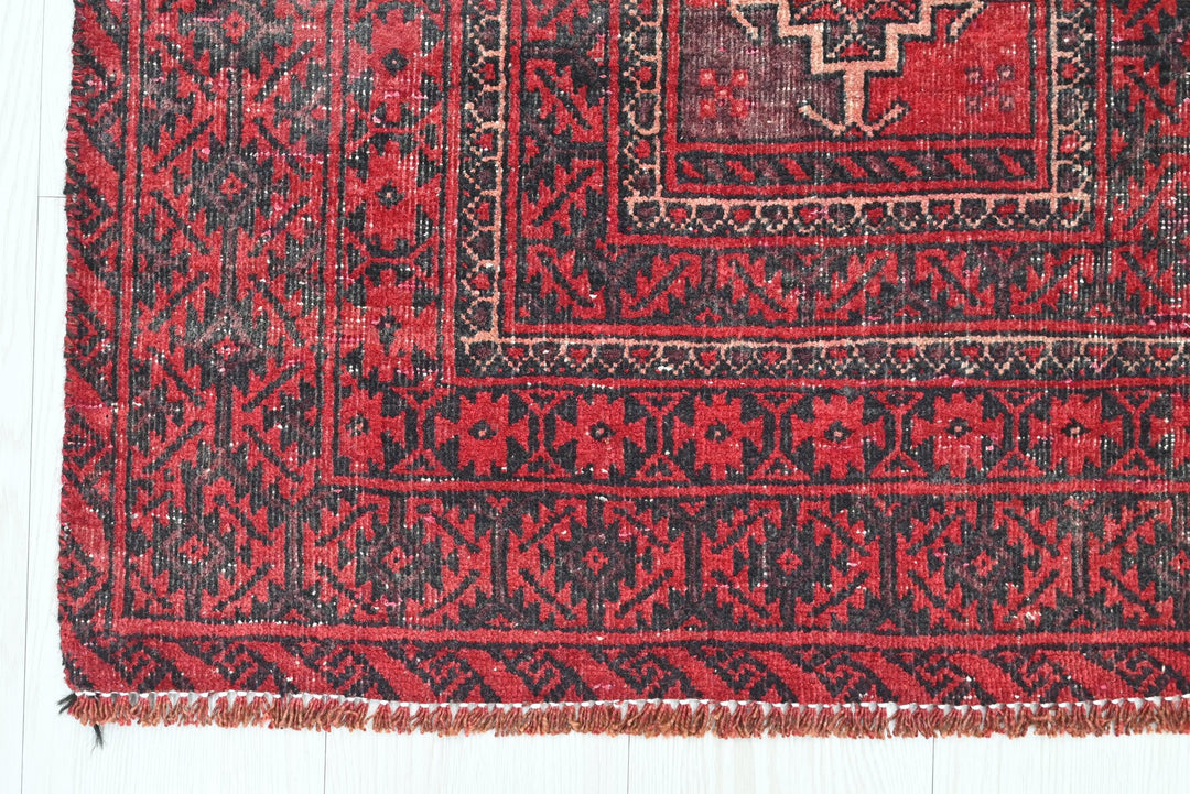 red Accent rug 2' 7" x 5' 11"