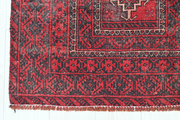 red Accent rug 2' 7" x 5' 11"