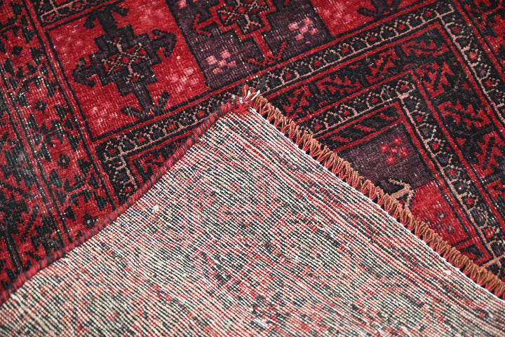 red Accent rug 2' 7" x 5' 11"