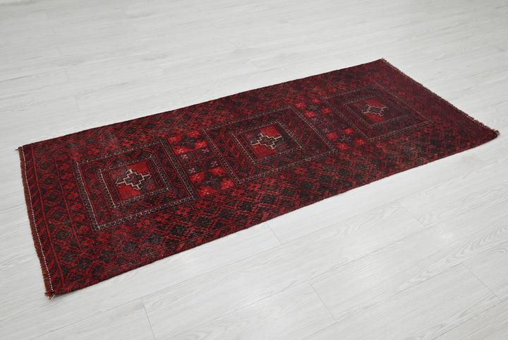 red Accent rug 2' 7" x 5' 11"