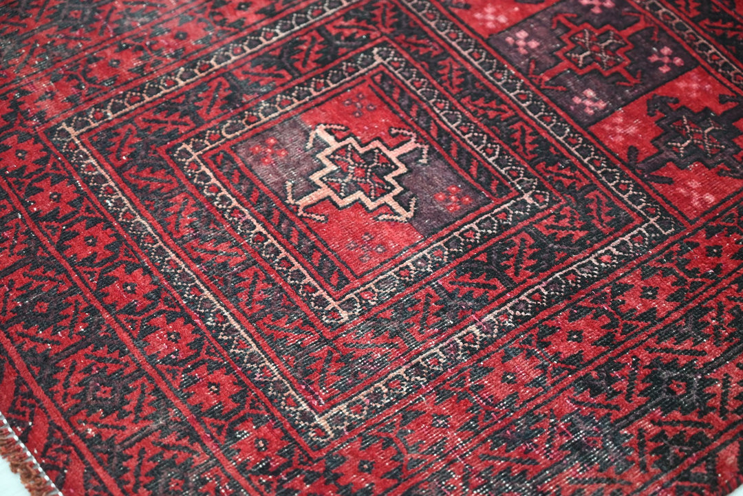 red Accent rug 2' 7" x 5' 11"