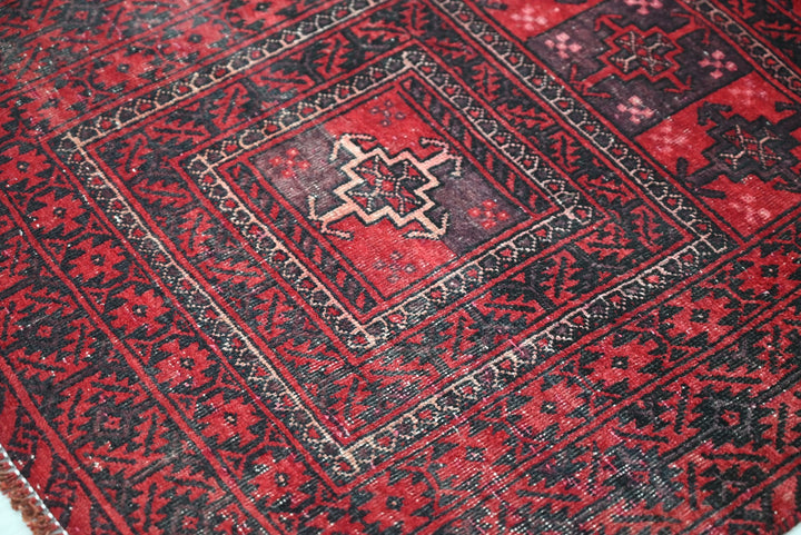 red Accent rug 2' 7" x 5' 11"