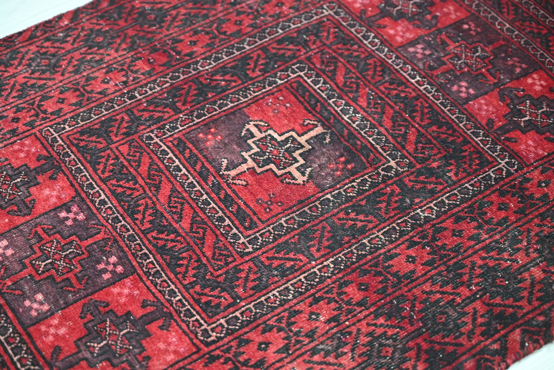 red Accent rug 2' 7" x 5' 11"