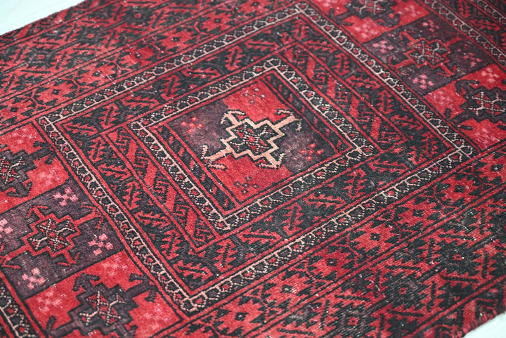 red Accent rug 2' 7" x 5' 11"