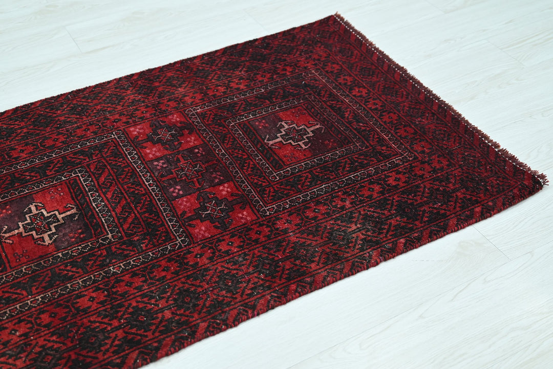 red Accent rug 2' 7" x 5' 11"