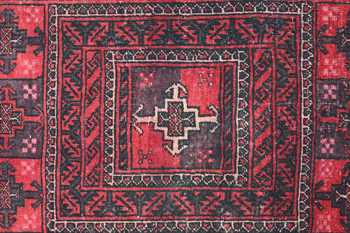 red Accent rug 2' 7" x 5' 11"
