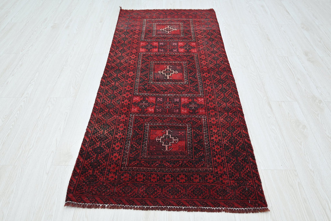 red Accent rug 2' 7" x 5' 11"