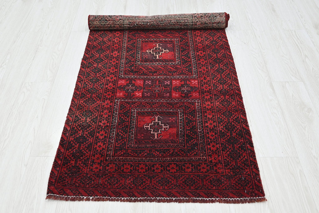 red Accent rug 2' 7" x 5' 11"