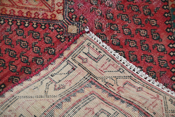 red Accent rug 3' 2" x 4' 11"