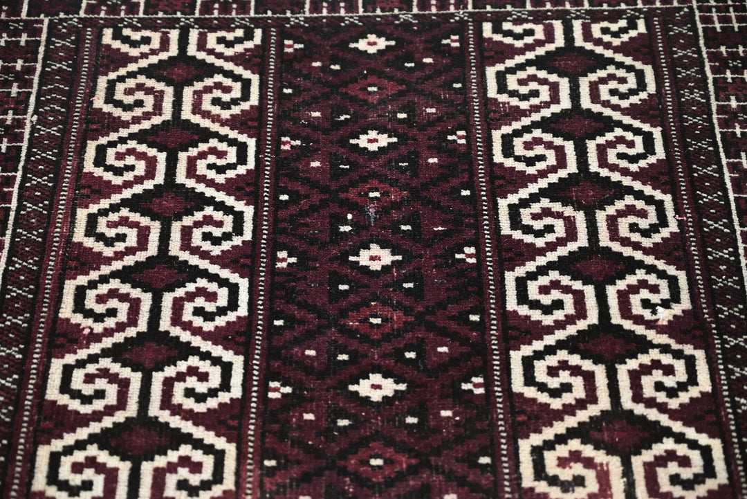 purple Accent rug 2' 6" x 3' 9"