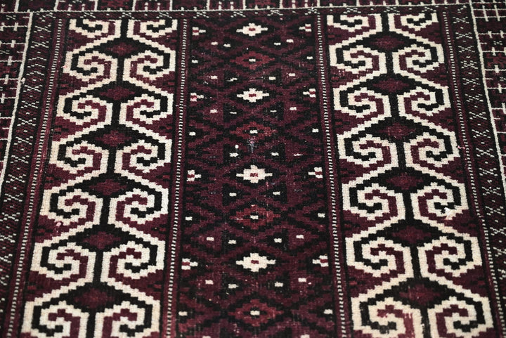 purple Accent rug 2' 6" x 3' 9"