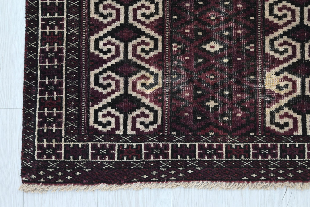 purple Accent rug 2' 6" x 3' 9"