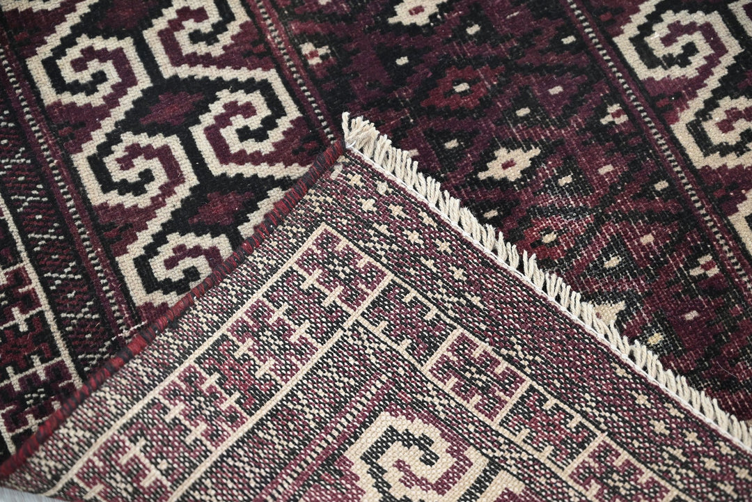 purple Accent rug 2' 6" x 3' 9"