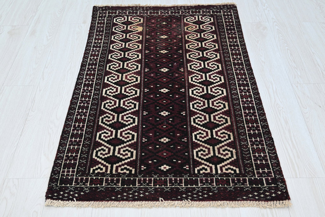 purple Accent rug 2' 6" x 3' 9"
