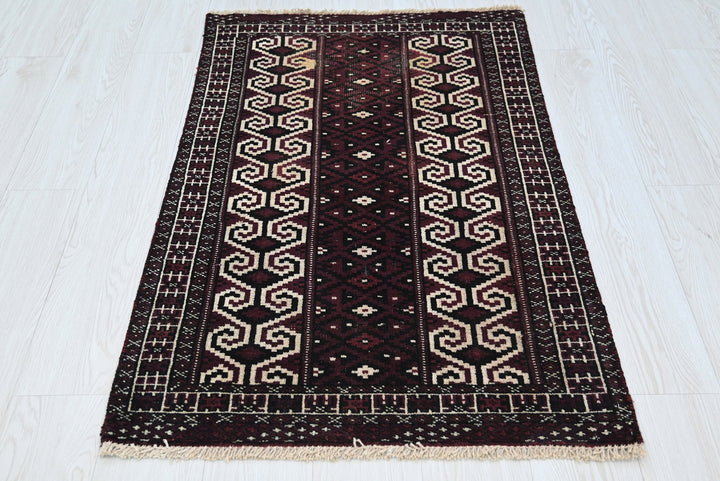 purple Accent rug 2' 6" x 3' 9"