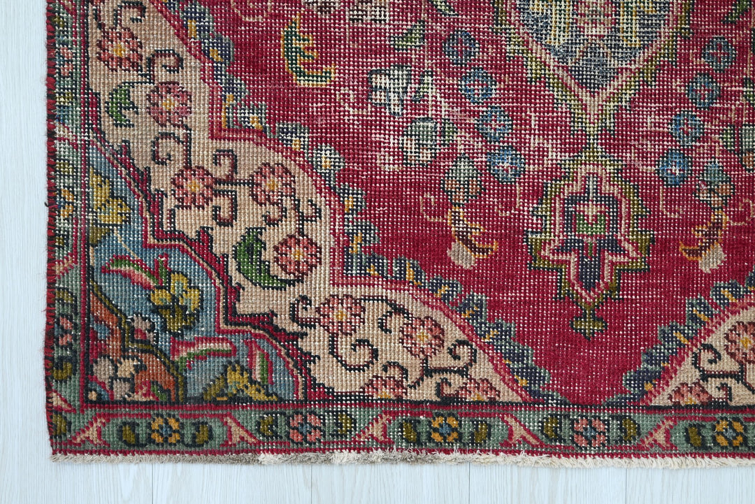 red Accent rug 3' 3" x 4' 3"
