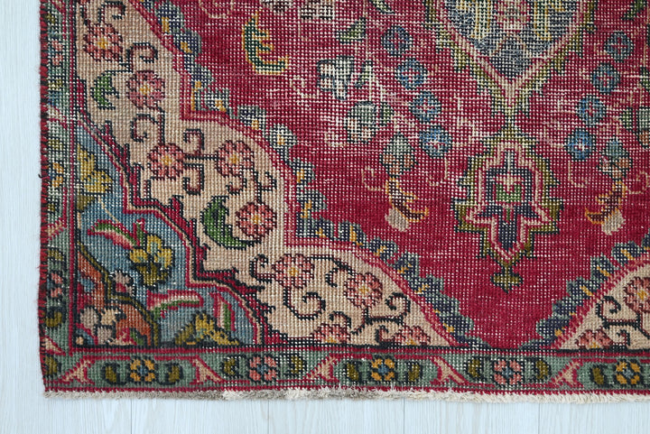 red Accent rug 3' 3" x 4' 3"