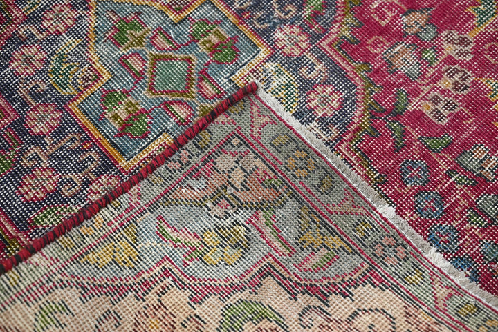 red Accent rug 3' 3" x 4' 3"