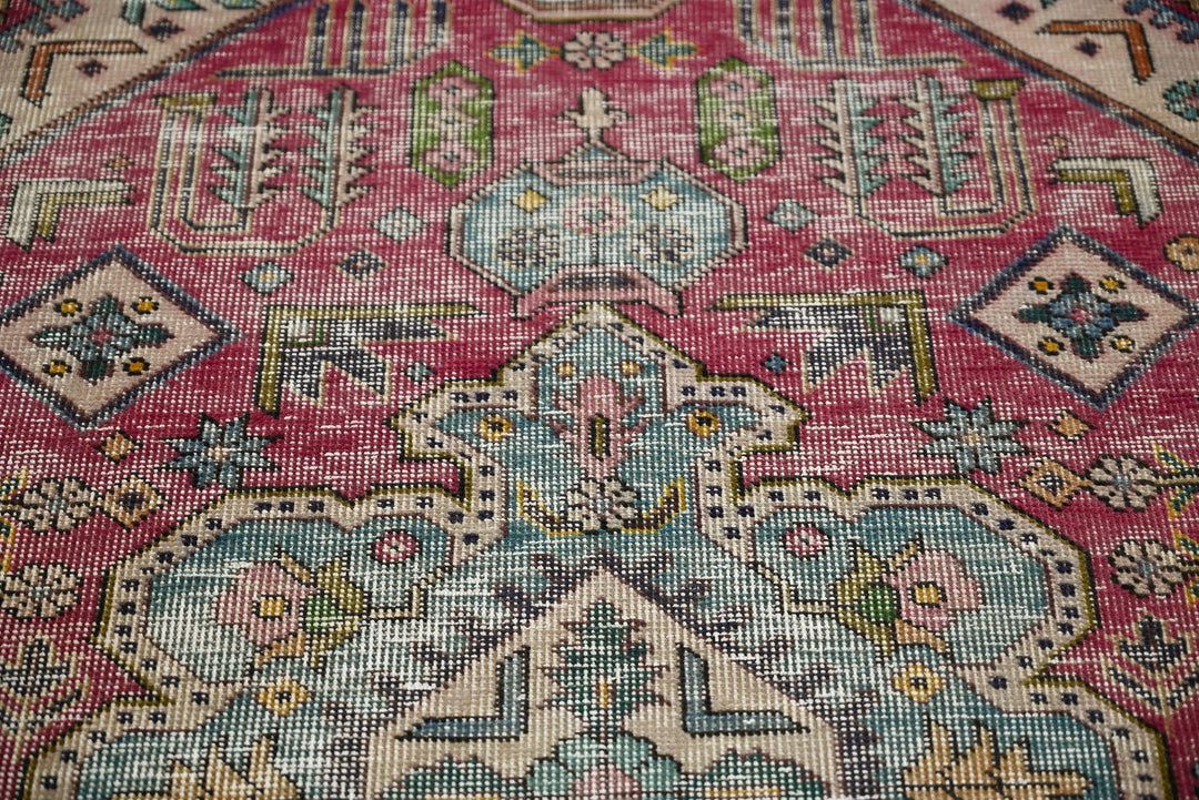 red Accent rug 3' 3" x 4' 9"