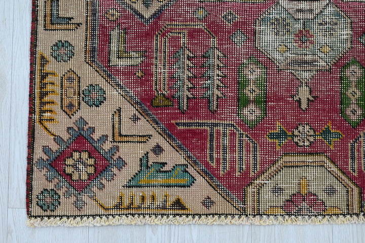 red Accent rug 3' 3" x 4' 9"