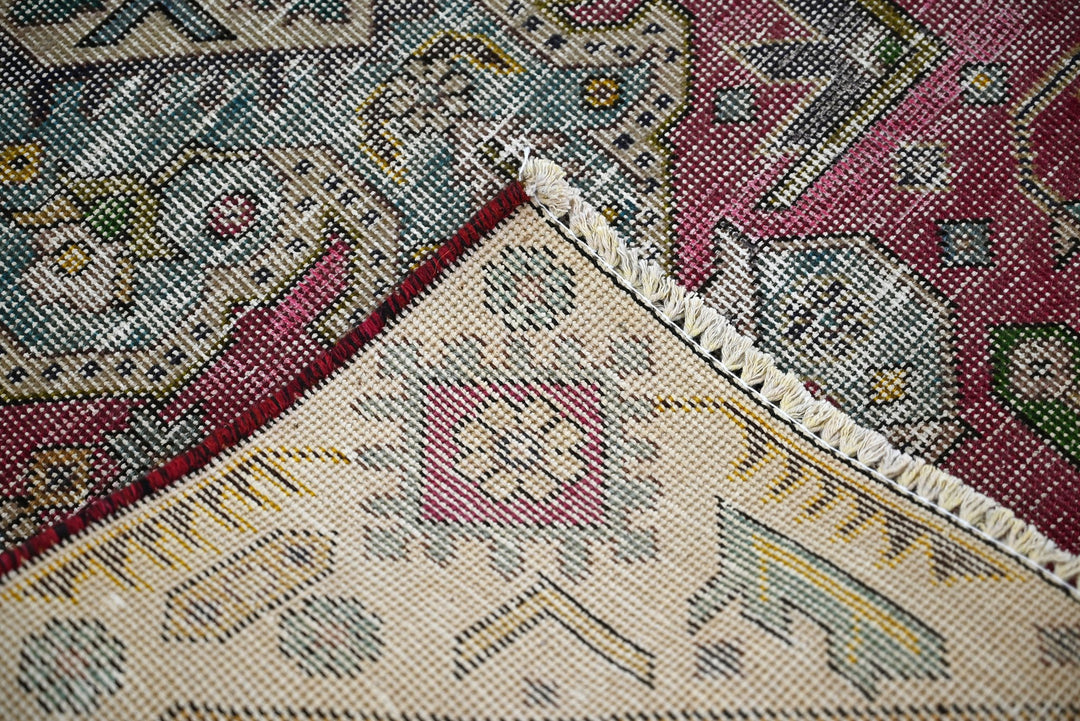red Accent rug 3' 3" x 4' 9"
