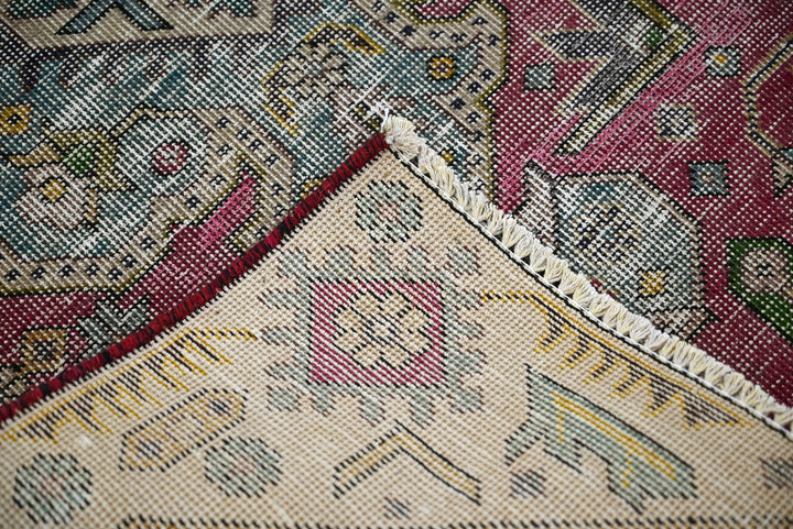 red Accent rug 3' 3" x 4' 9"