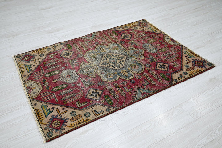 red Accent rug 3' 3" x 4' 9"