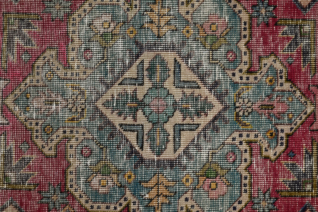 red Accent rug 3' 3" x 4' 9"