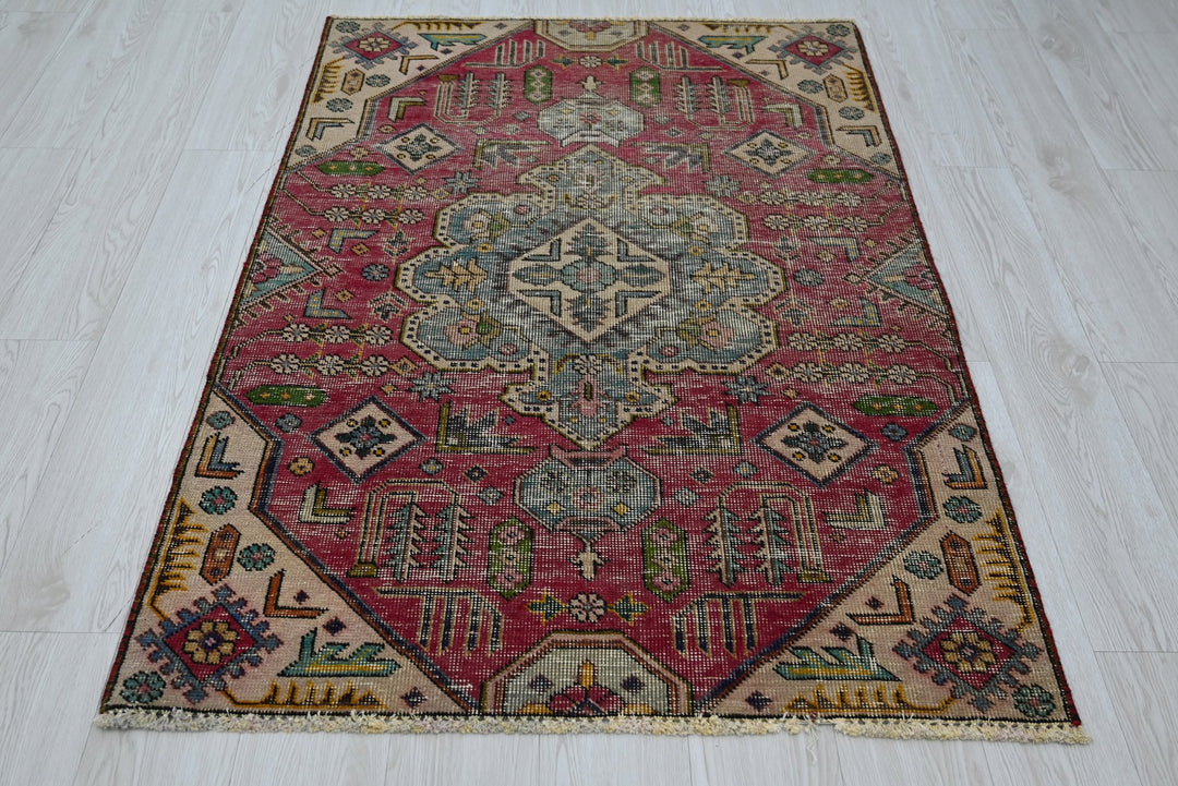 red Accent rug 3' 3" x 4' 9"