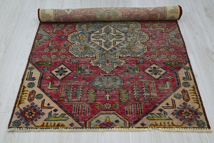 red Accent rug 3' 3" x 4' 9"