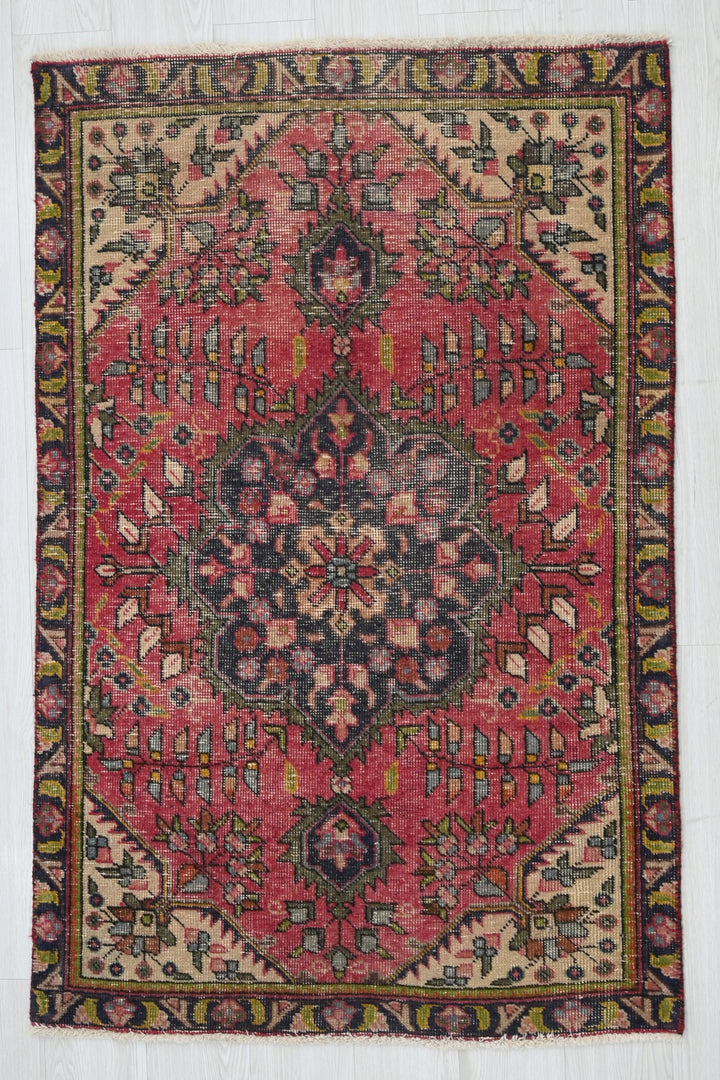 red Accent rug 3' 0" x 4' 7"