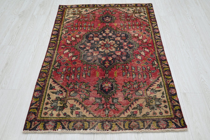 red Accent rug 3' 0" x 4' 7"