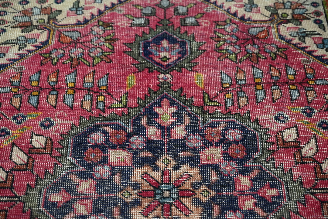 red Accent rug 3' 0" x 4' 7"