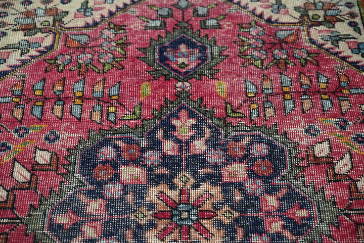red Accent rug 3' 0" x 4' 7"