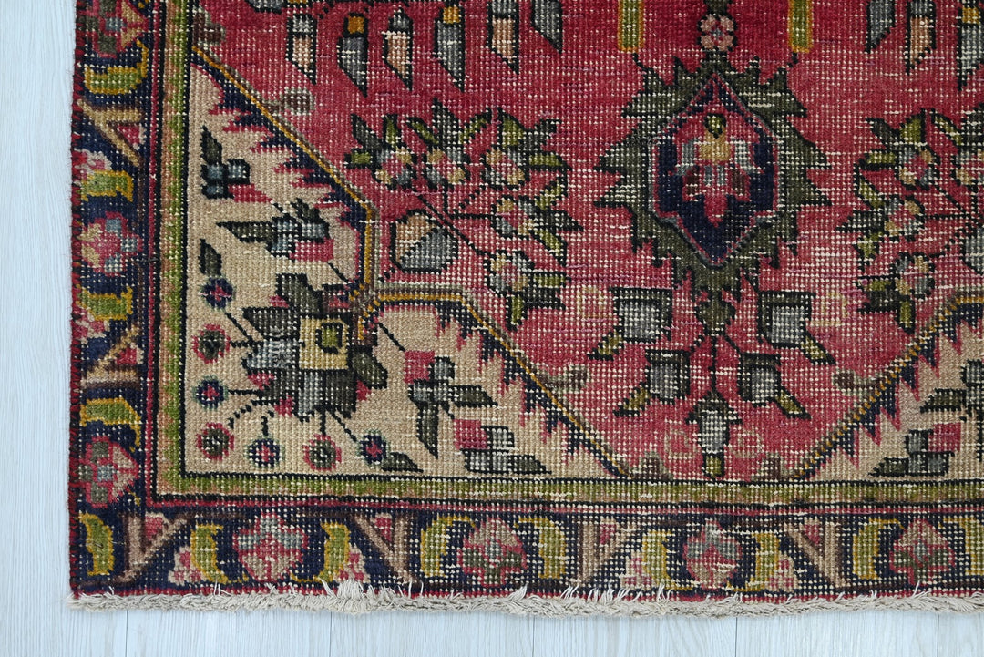 red Accent rug 3' 0" x 4' 7"