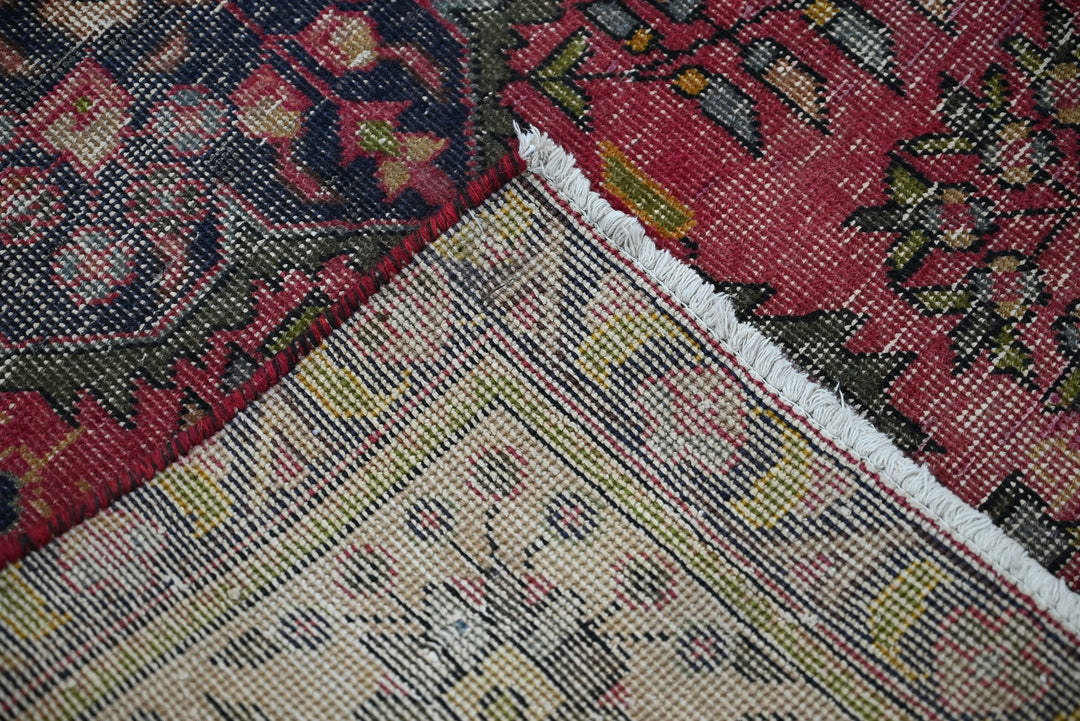red Accent rug 3' 0" x 4' 7"
