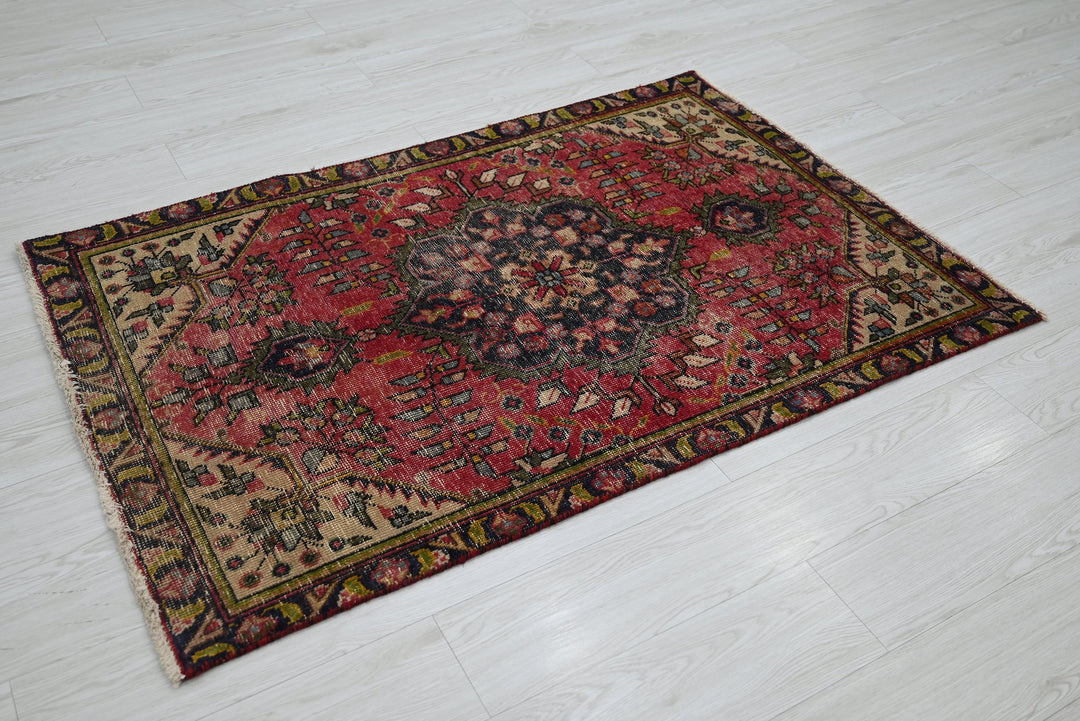 red Accent rug 3' 0" x 4' 7"