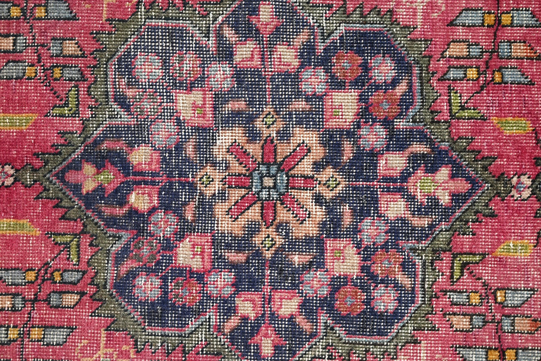 red Accent rug 3' 0" x 4' 7"