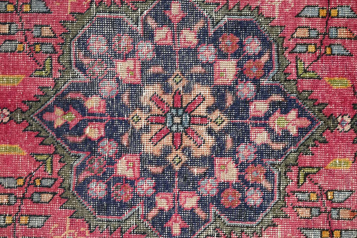 red Accent rug 3' 0" x 4' 7"