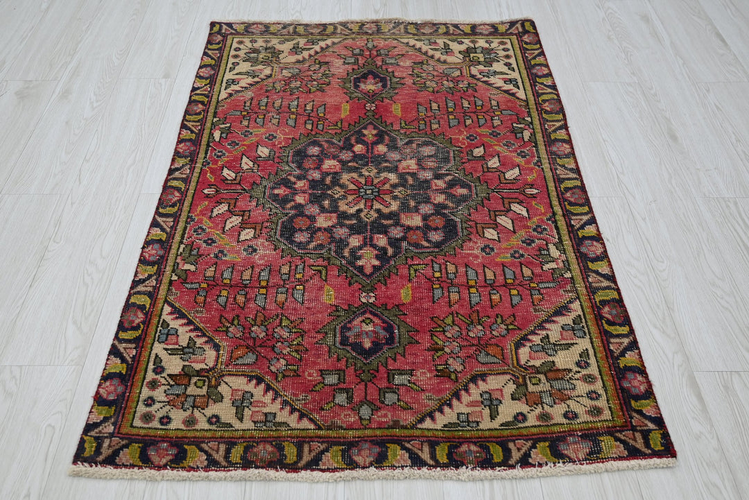 red Accent rug 3' 0" x 4' 7"