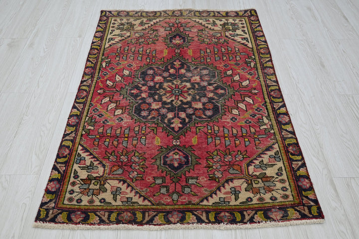 red Accent rug 3' 0" x 4' 7"