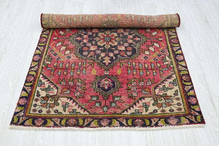 red Accent rug 3' 0" x 4' 7"