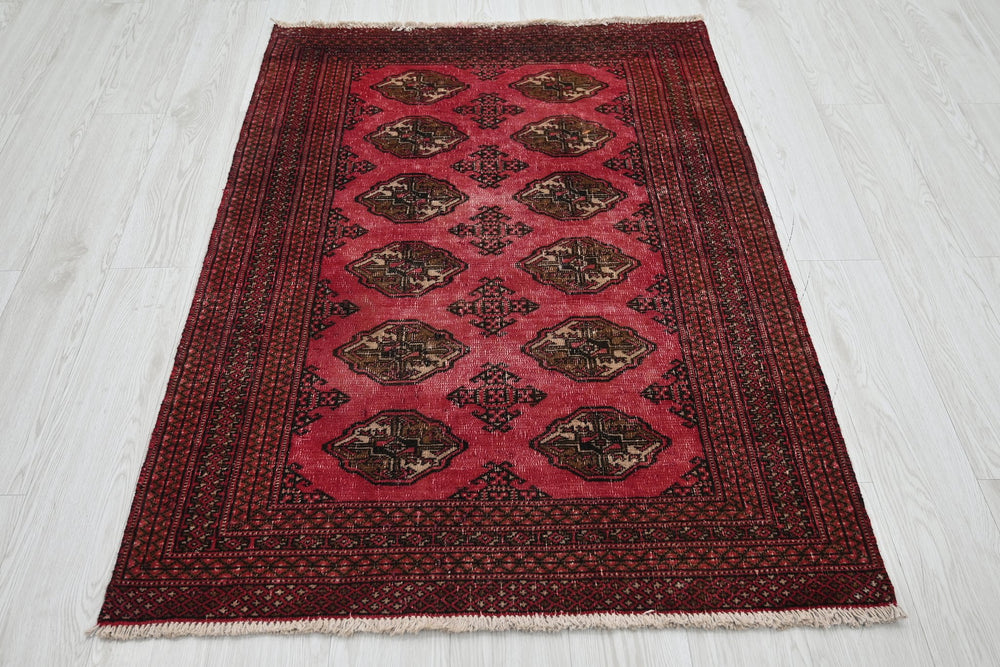 red Accent rug 3' 4" x 4' 8"
