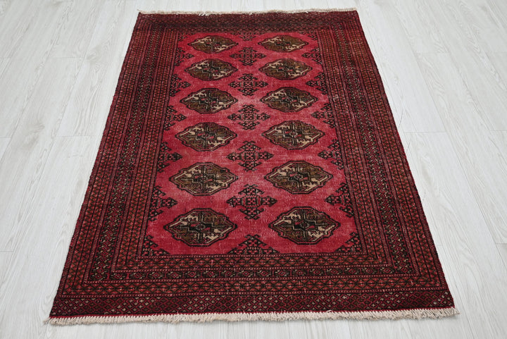 red Accent rug 3' 4" x 4' 8"