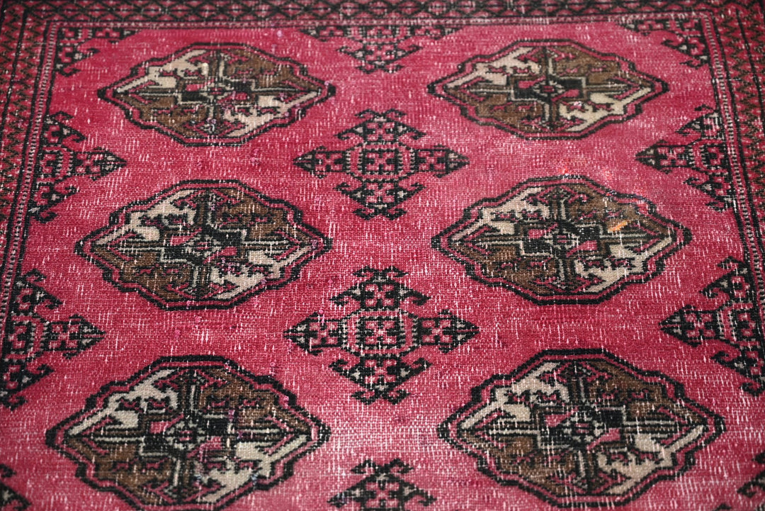 red Accent rug 3' 4" x 4' 8"