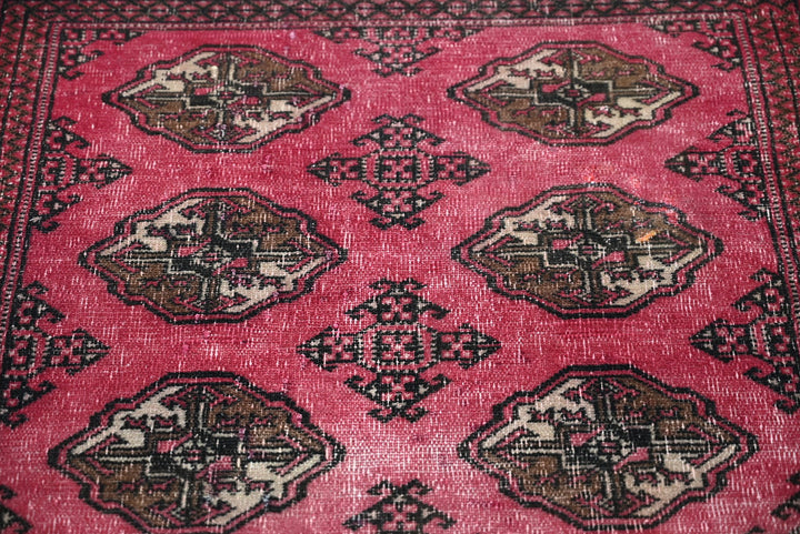 red Accent rug 3' 4" x 4' 8"